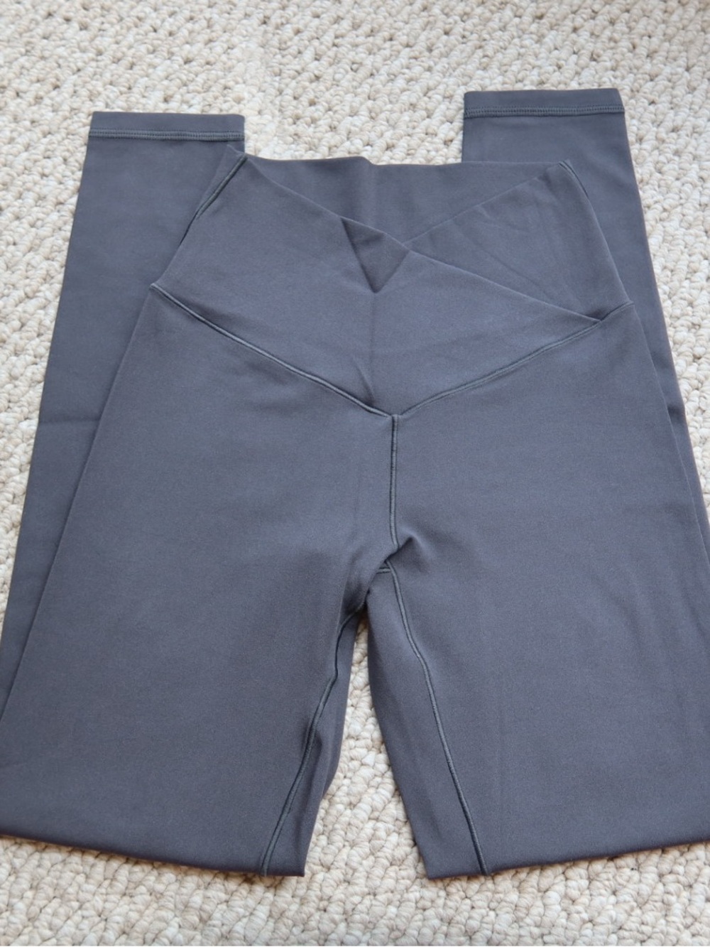 Aerie gray crossover leggings in a S #activewear #athleisure
Never Worn